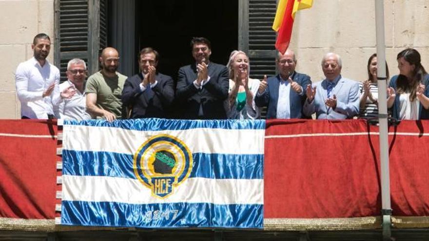 Barcala, Parodi y representantes del Ayuntamiento y del Hércules tras colocar la bandera.