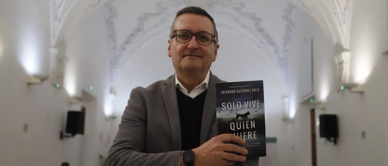 Manuel Gutiérrez Solís posa con su nueva novela.