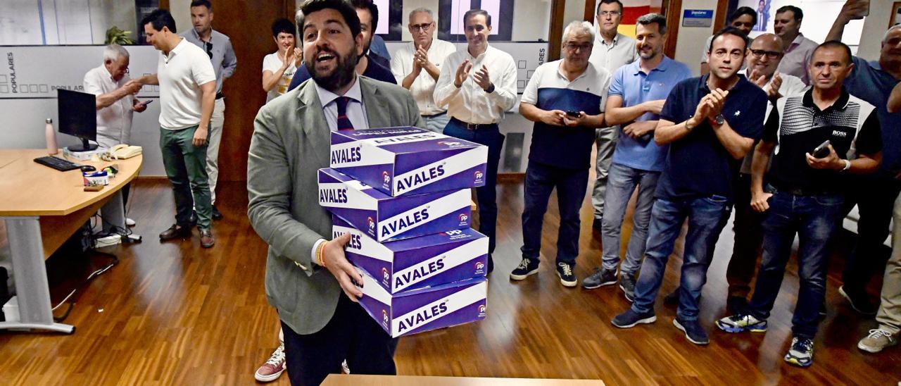 López Miras exhibe cajas con sus avales el pasado miércoles en la sede regional del PP.