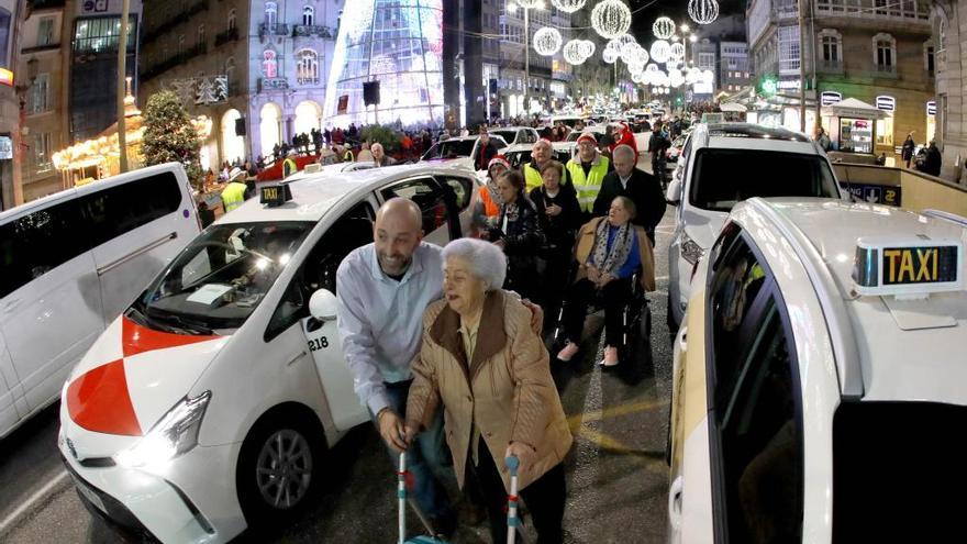 Centenares de mayores de residencias disfrutaron del alumbrado navideño gracias a la colaboración de los taxitas // R. Grobas