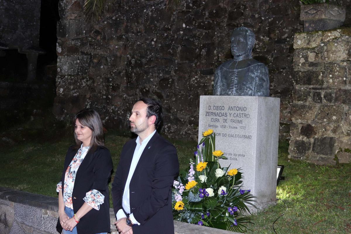 Esteban Ares e na ofrenda floral ante o busto de Zernadas de Castro.