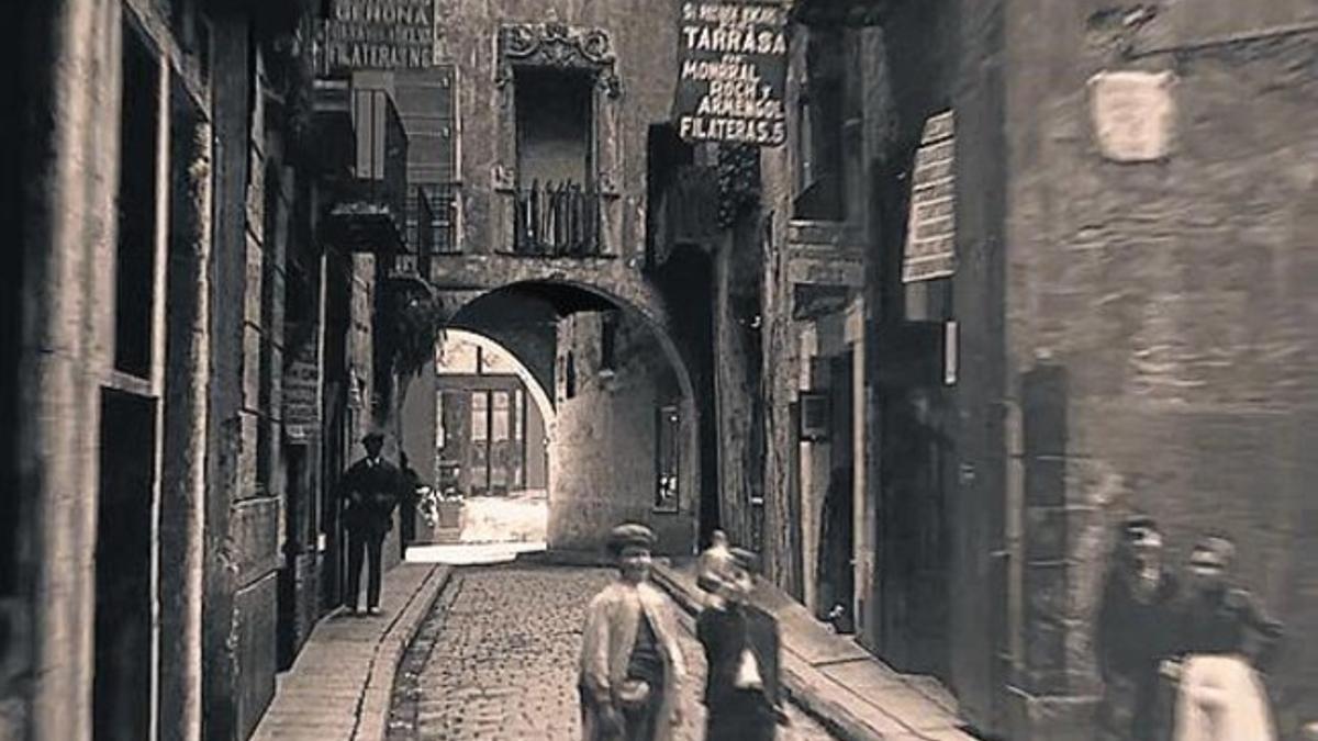 EL 'STREET VIEW' DEL SIGLO XIX 3 La web 'darrera mirada' que exhibe la cartografía de Garriga Roca tiene un broche de oro. Es el paseo virtual por las calles y plazas que había allí donde hoy está la Via Laietana. Se titula 'Un paseo imposible'.