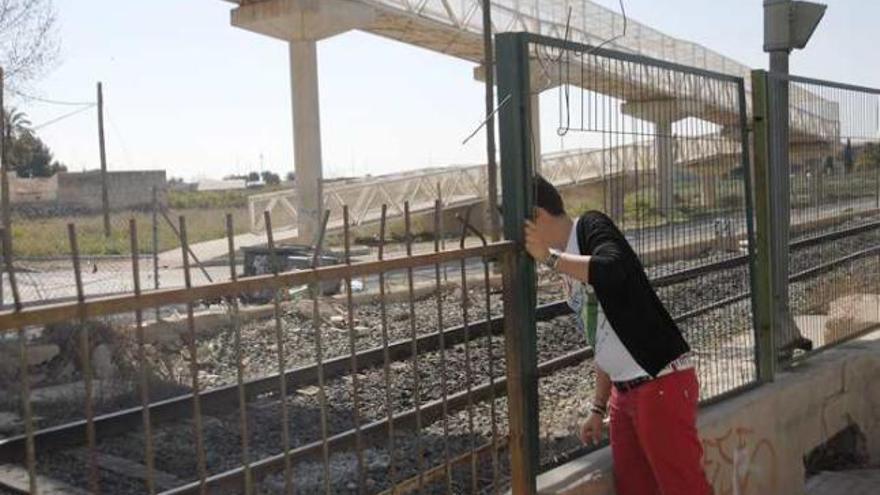 Los desperfectos son más que evidentes en la valla del ferrocarril.