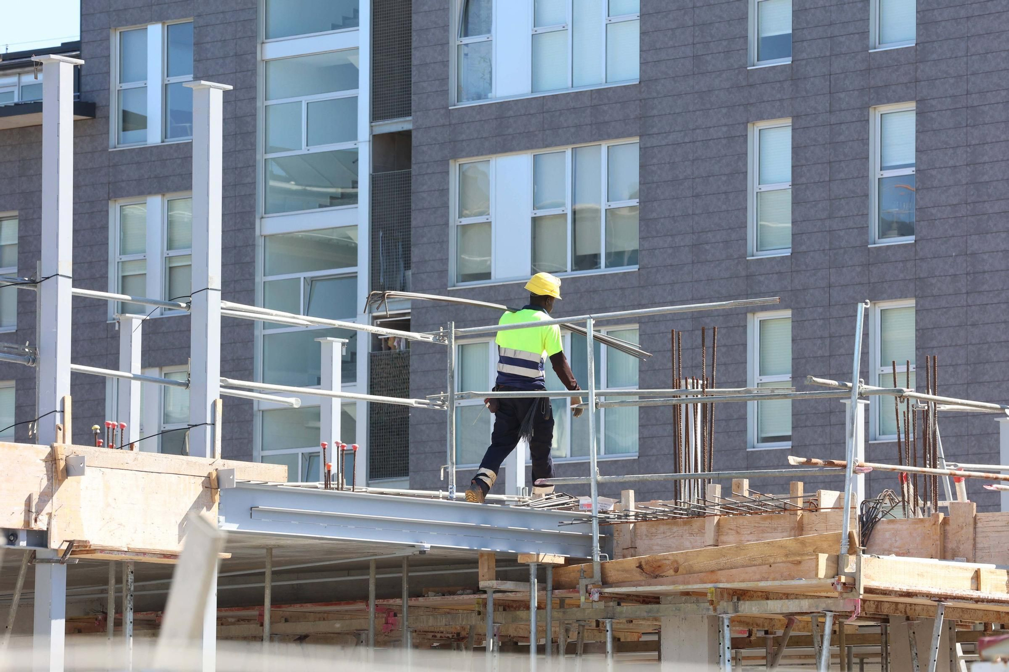 La conselleira de Vivenda visita las obras de construcción en Xuxán de 40 viviendas de promoción pública
