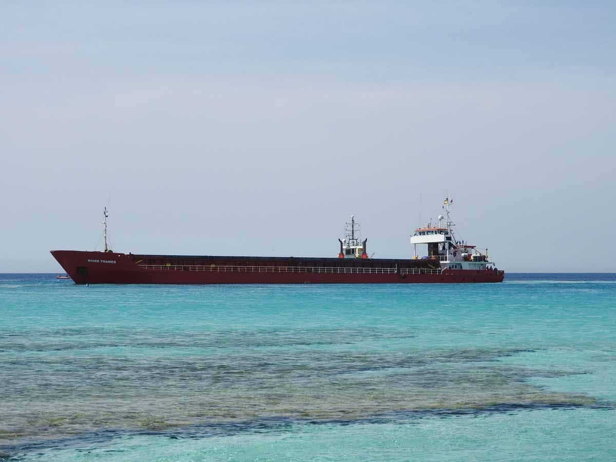 Desencallan el mercante 'River Thames' tras más de cuatro horas de trabajo en Formentera