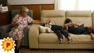 Una abuela cuida a dos de sus nietas.