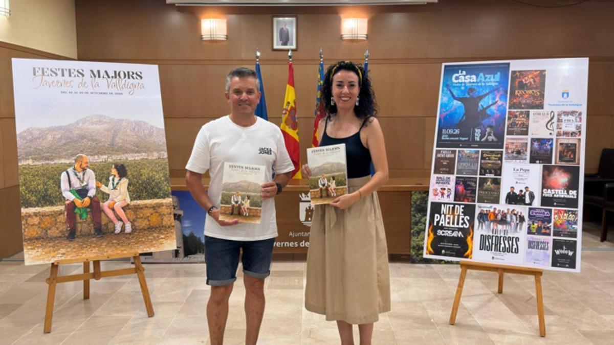 El concejal de Fiestas y la alcaldesa de Tavernes de la Valldigna, en la presentación de las fiesta y el libro