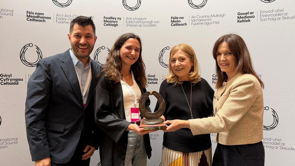 Por la izquierda, el productor Alfonso López; Gloria García Vivero, coordinadora de contenidos de la productora audiovisual Portocabo; la jefa de Contenidos de Televisión de Galicia (TVG), Montse Besada; y la jefa de Contenidos de la Radio Galega, Natalia Puga, con el premio concedido a la película gallega ‘+Cuñados’.