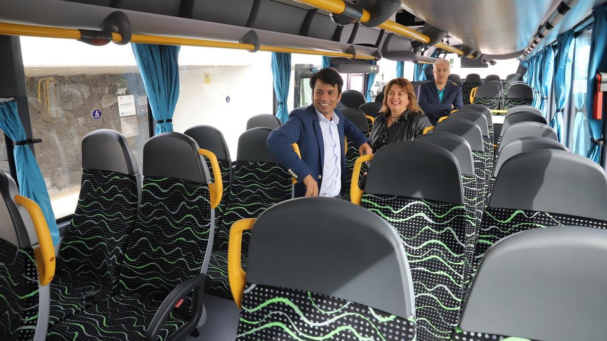 Marcos Bergaz, Esther Cabrera y José Juan Cruz en una de las nuevas guaguas para el servicio interurbano en Lanzarote.