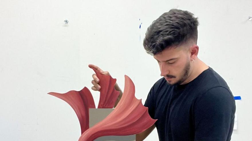 Daniel Acuña con una de sus piezas más escultóricas. | A. G. C.