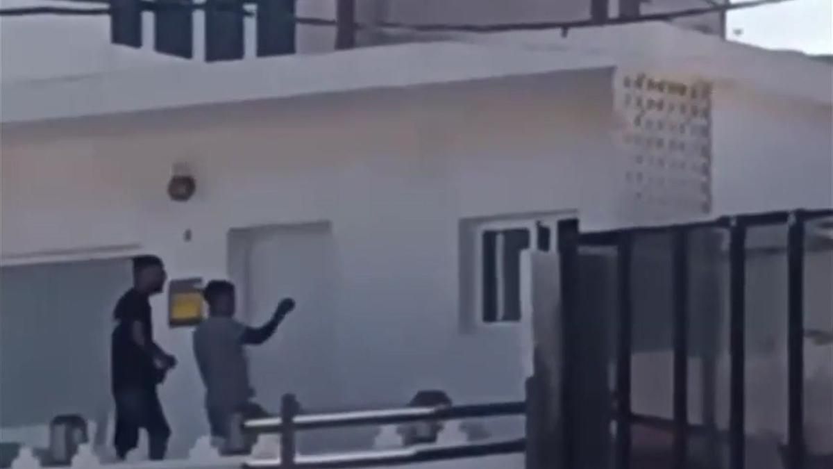 Un propietario recupera su vivienda en Playa de Vargas (Gran Canaria) en un descuido de los okupas y estos le amenazan a gritos Un propietario recupera su vivienda en Playa de Vargas (Gran Canaria) en un descuido de los okupas y estos le amenazan a gritos