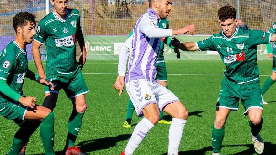 Cuatro jugadores del Coruxo presionan a un rival en un lance del partido de ayer. // FdV