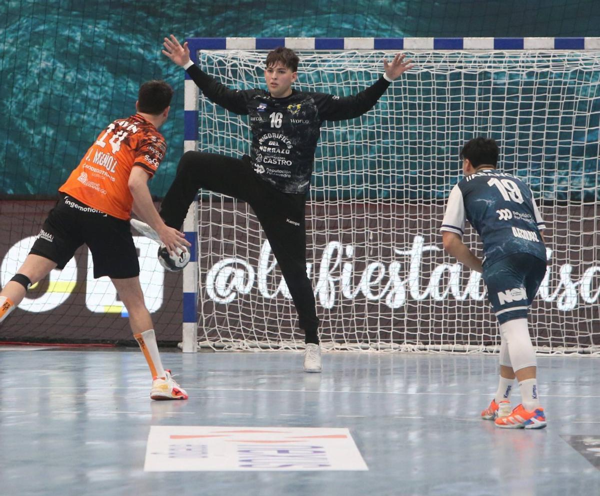 Mateo Pallas intenta detener un lanzamiento de siete metros en el partido Frigoríficos-Torrelavega.