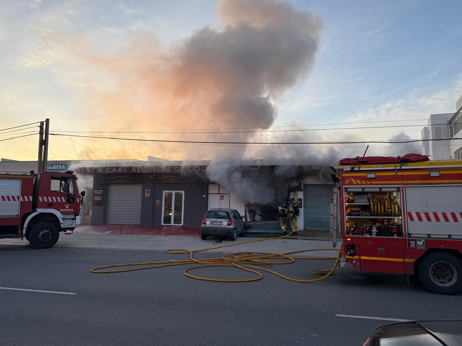 Las imágenes del incendio en el local de Sant Jordi