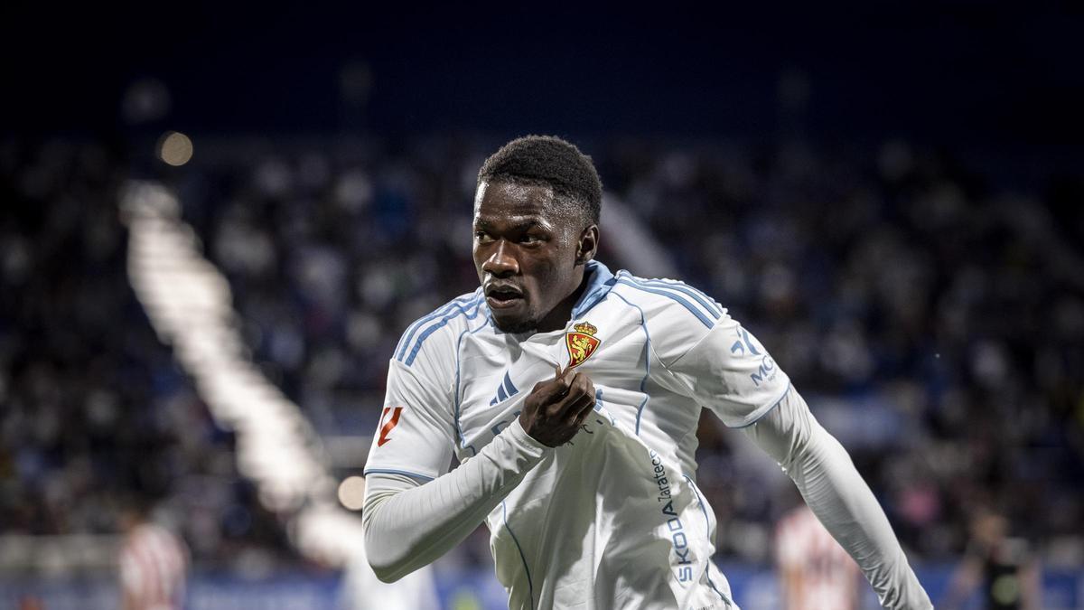 Saidu, que jugó el domingo con fiebre, celebra su tanto marcado al Sporting.