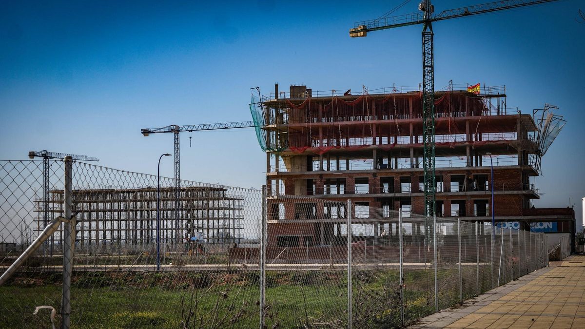 Viviendas en construcción en la avenida de Elvas, en Badajoz.