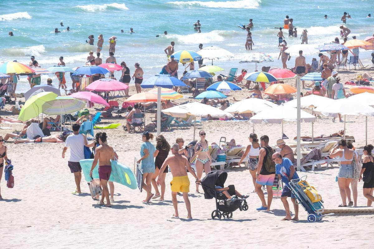 La playa de San Juan será uno de los puntos más concurridos este verano