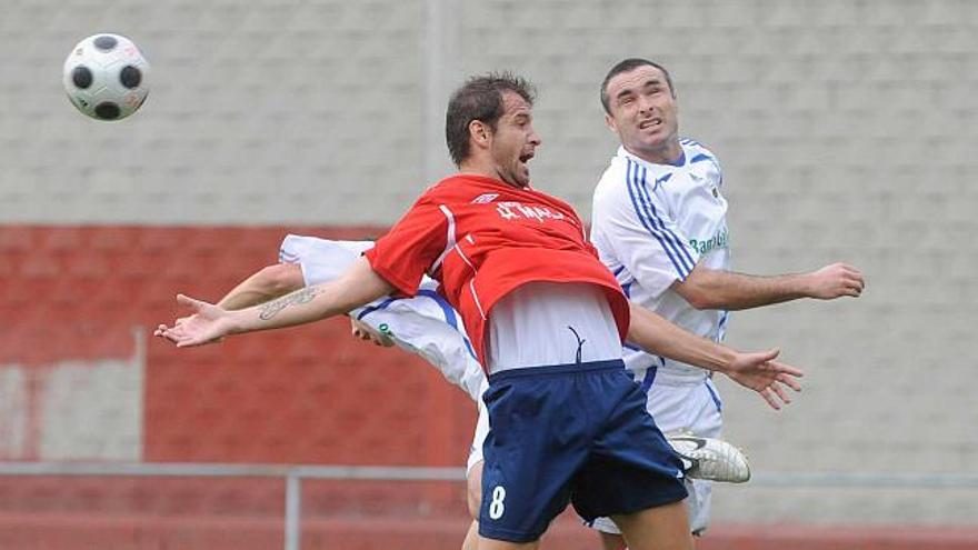 Miguel, a la derecha, obstaculiza a un adversario del Negreira. / carlos pardellas
