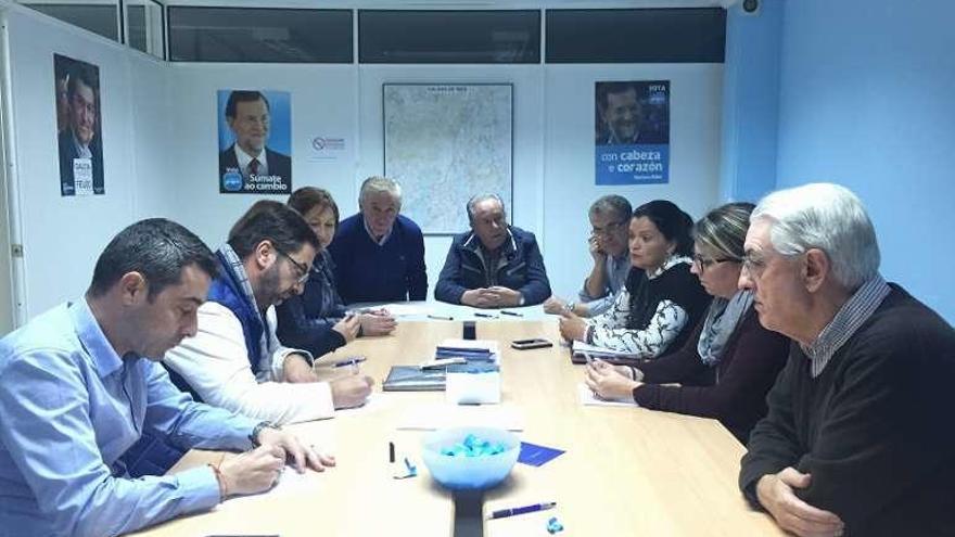 Reunión de varios miembros del PP del Umia en Caldas. // FdV