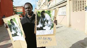 Disturbis al carrer Ferrer Bassa de Barcelona després de l’assassinat d’un senegalès.