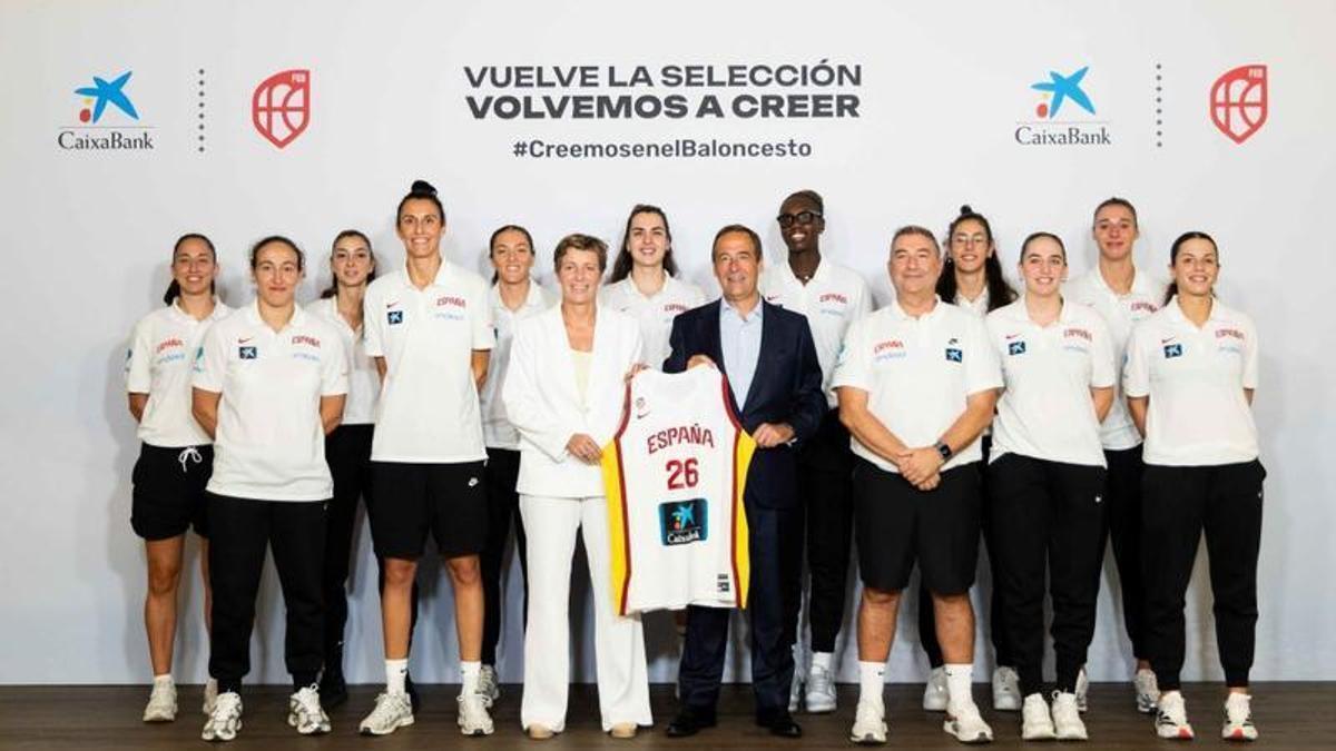 Gonzalo Gortázar se reúne con el cuerpo técnico y las jugadoras, así como con la presidenta de la Federación Española de Baloncesto.