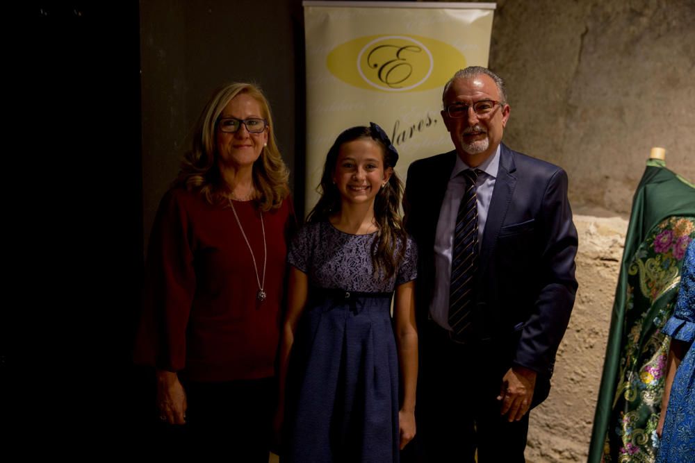 Presentación de las telas de la corte de la fallera mayor infantil