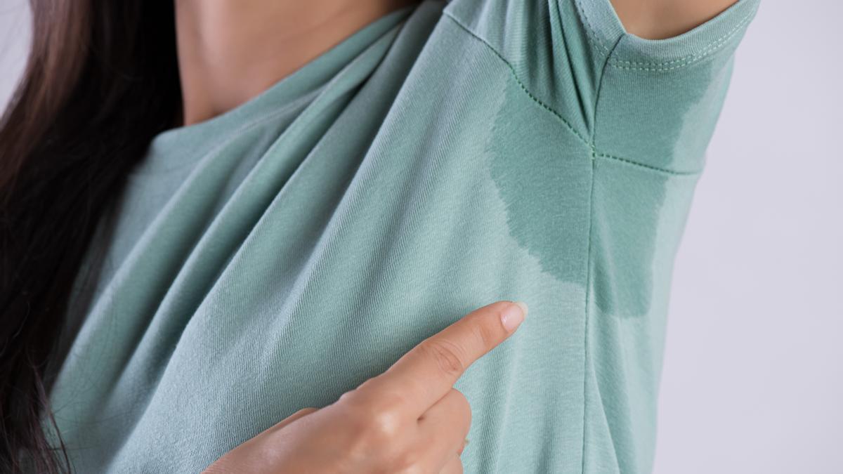 Así puedes quitar las manchas de sudor de tu ropa.