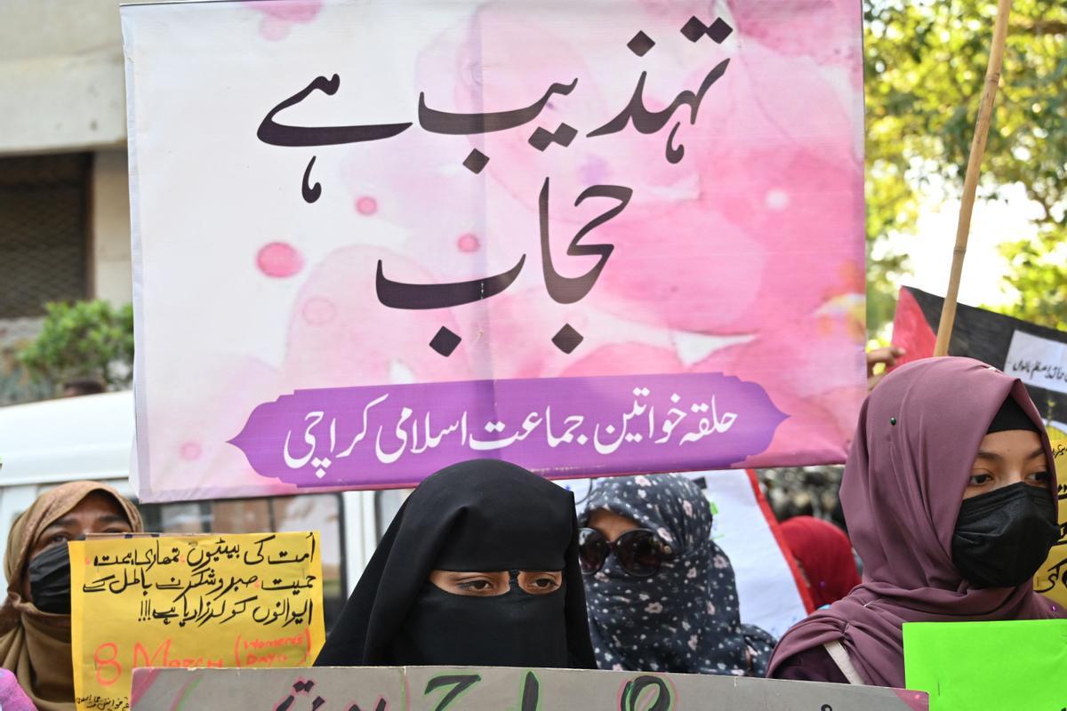 Activistas del partido Jamaat-e-Islami (JI) se manifiestan en Karachi (Pakistán) por la celebración del 8M.