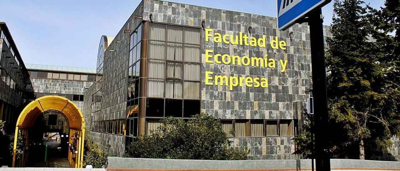 El edificio de la Facultad de Economía y Empresa en el campus del Cristo.