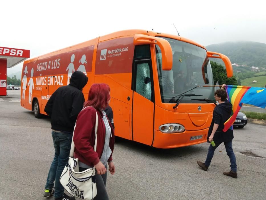 Atacan al autobús de HazteOir en Pola de Lena y lo persiguen hasta Oviedo