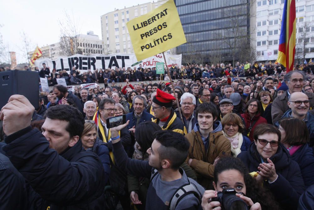 Milers de persones clamen per la llibertat de Puigdemont davant la subdelegació del govern de Girona