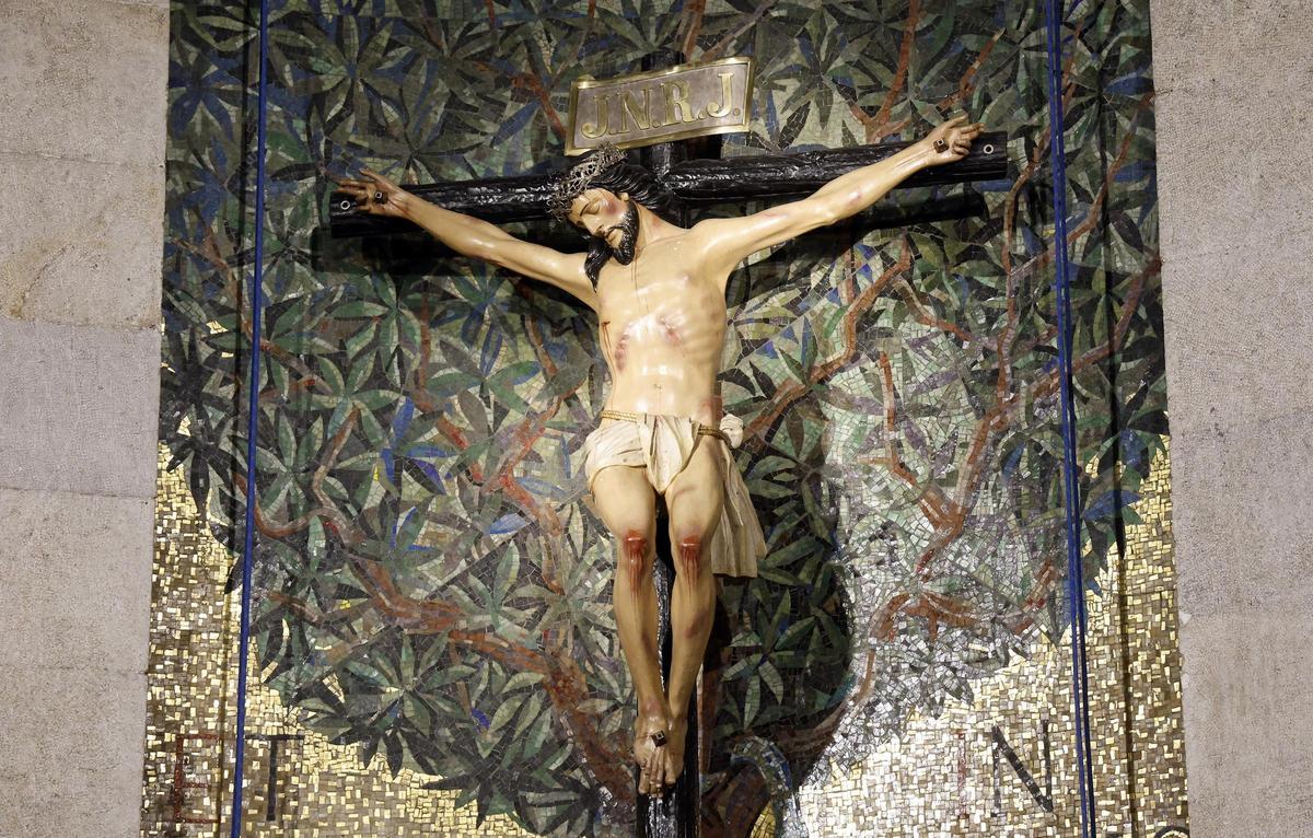 Emotivo descendimiento del Cristo de la Victoria