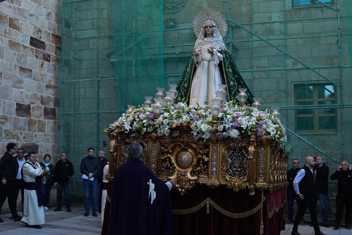 La procesión de Jesús del Via Crucis brilla modificando su recorrido habitual