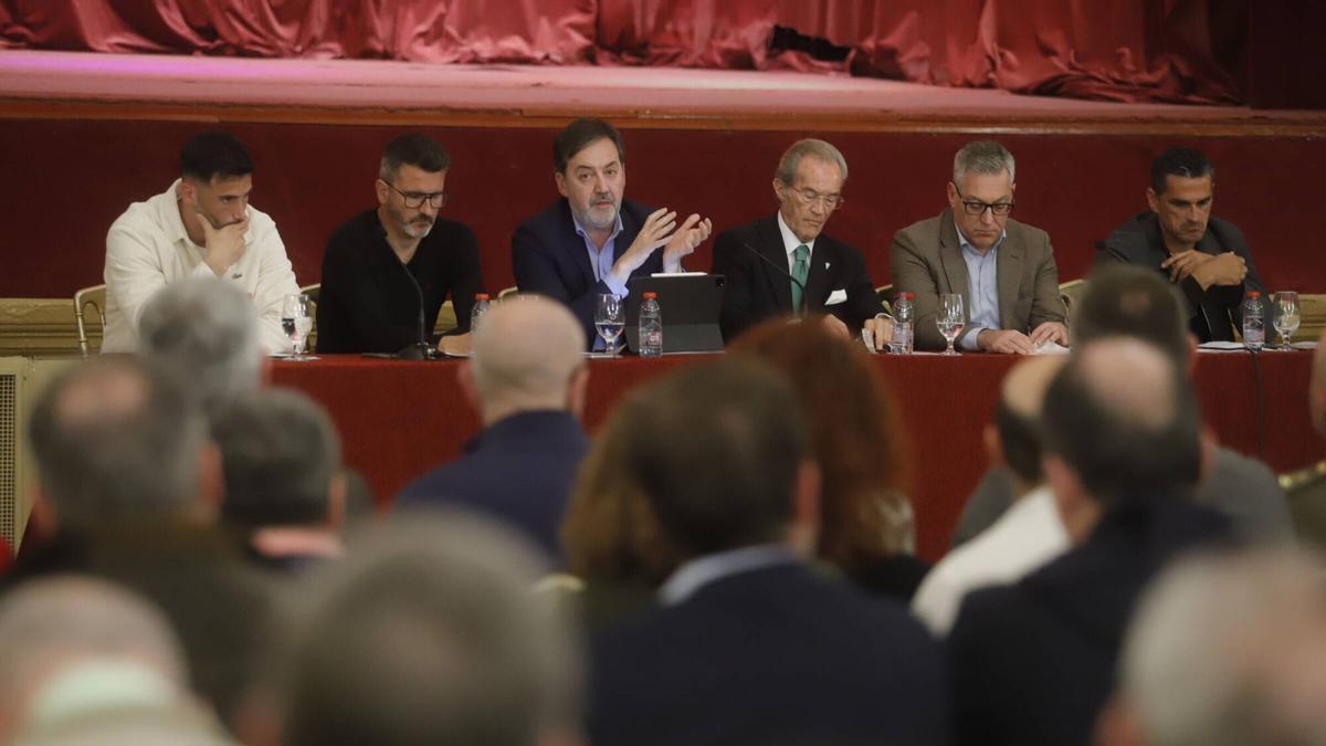 La mesa redonda en el Real Círculo de la Amistad, con protagonistas del Córdoba CF, en imágenes
