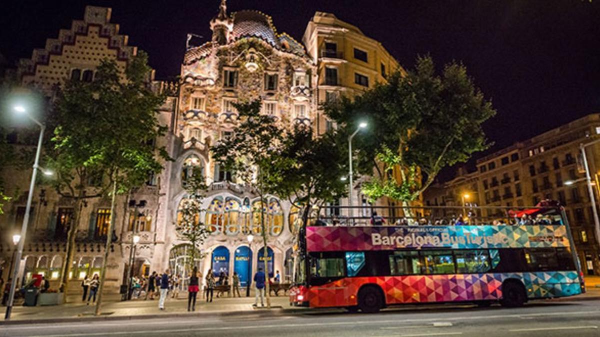 El bus turístic de Barcelona, en paseo de Gràcia.