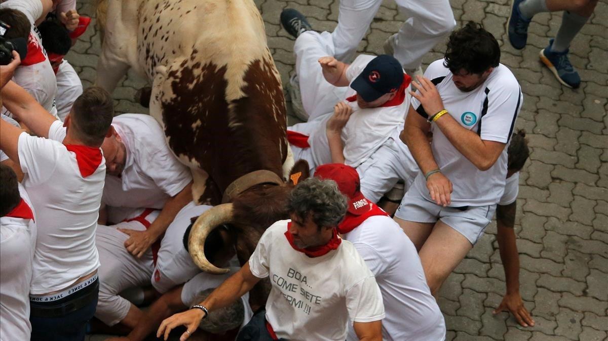 zentauroepp48970957 a steer hits revellers during the first running of the bulls190707090845