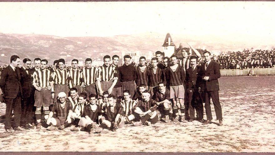 Jugadores del Athletic, del Arenas y directivos durante el partido de homenaje póstumo a Pichichi.