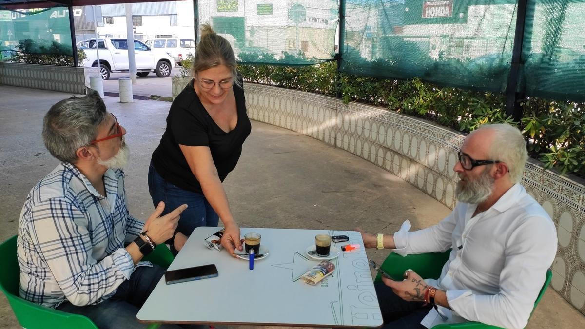 Pilar sirve unos cafés a dos clientes en la terraza del restaurante, el viernes pasado.