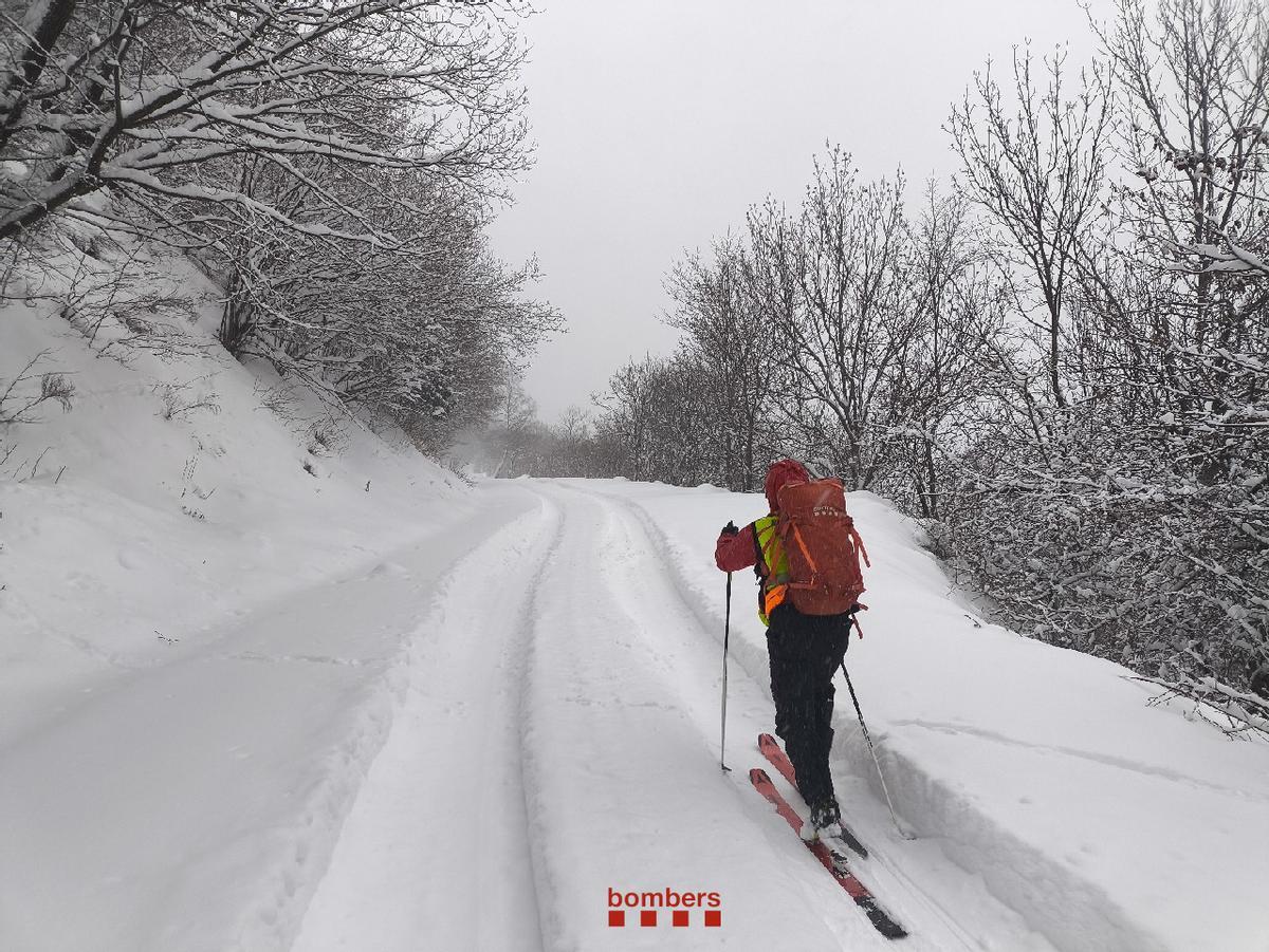 Un dels bombers per la pista que duia cap a la zona de Setcases on hi havia els excursionistes atrapats.