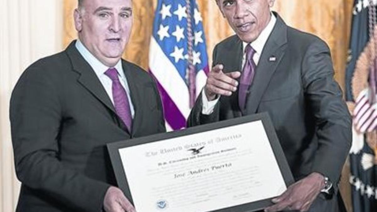 José Andrés recibe de manos de Barack Obama un premio por su labor benéfica, en julio pasado.