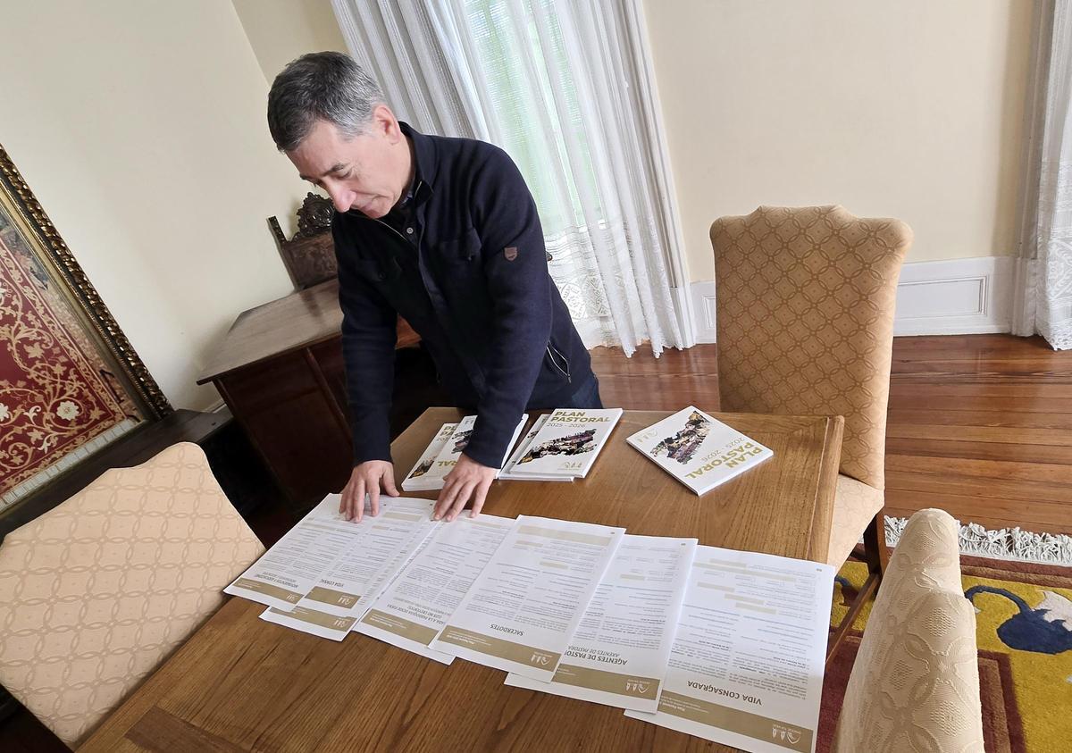 El párroco José Vidal Novoa, vicario de Pastoral de la Diócesis Tui-Vigo, con los ocho cuestionarios