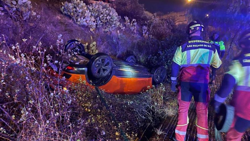 Pierde el control del coche y acaba volcando entre arbustos en Gran Canaria