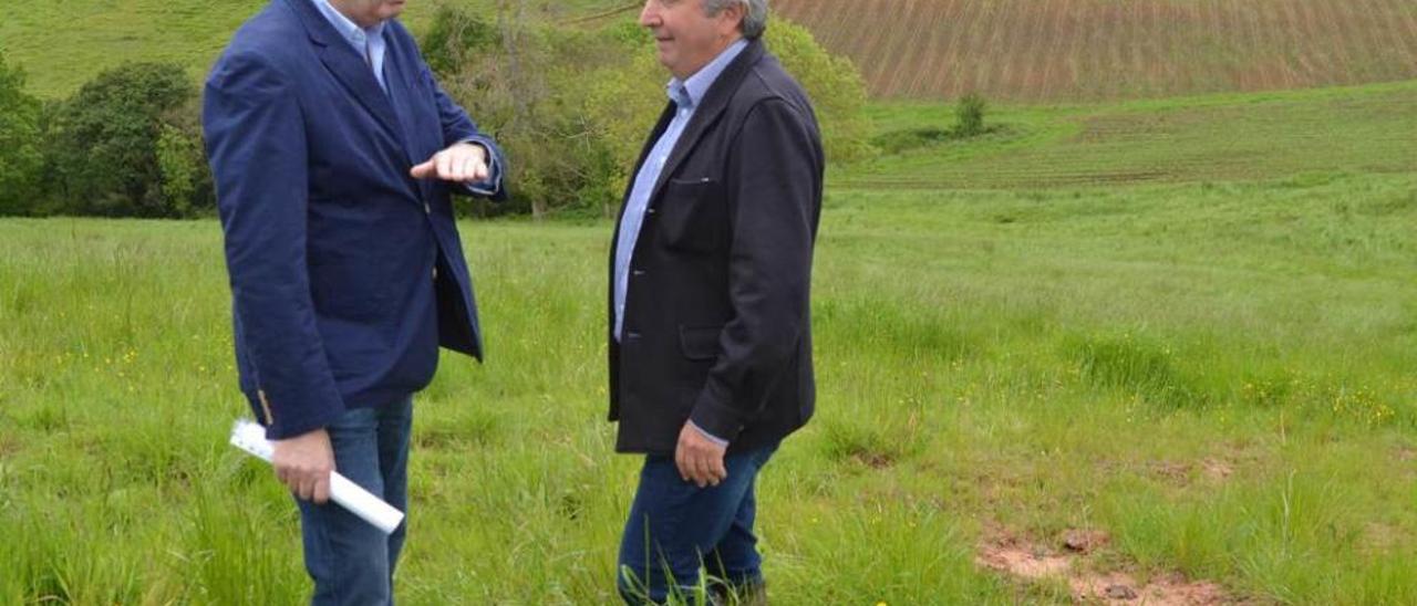 Pepe Hidalgo y Antón Puente, ayer, frente a uno de los viñedos.