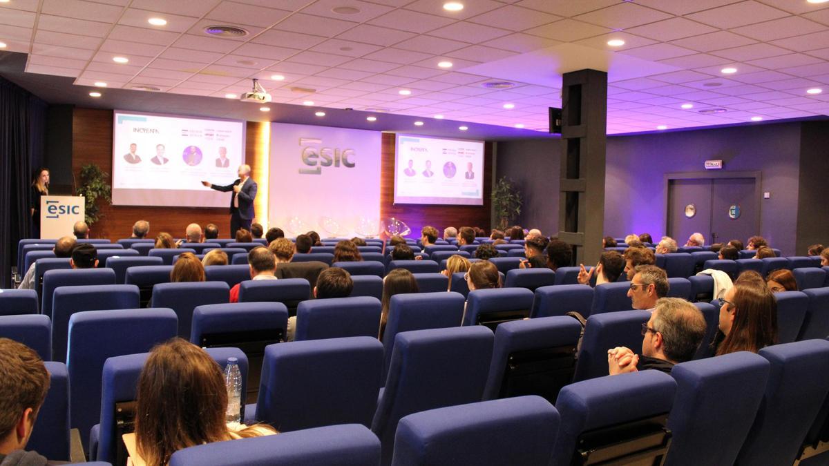 Víctor Orizaola, profesor de ESIC Valencia, presentando a los ponentes del evento Digital Business Summit.