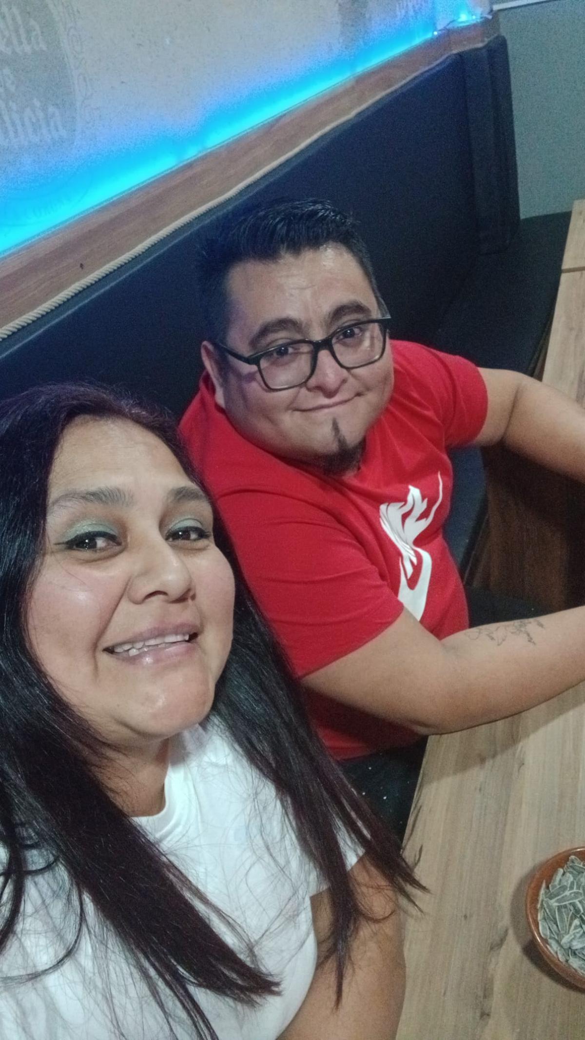 Paola Delgado y su marido Antony Arancibia, peruanos residentes en Santiago desde 2019, que también han solicitado la nacionalidad española