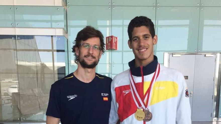 Santiago Veiga, junto a Hugo González de Oliveira, quien posa con sus dos medallas del Mundial júnior.