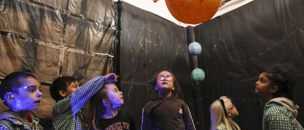 Alumnos de Infantil en el espacio acondicionado junto a las clases con los planetas del sistema solar.