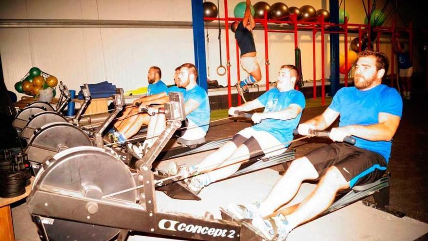 Los jugadores del Belenos, en un entrenamiento en el gimnasio.