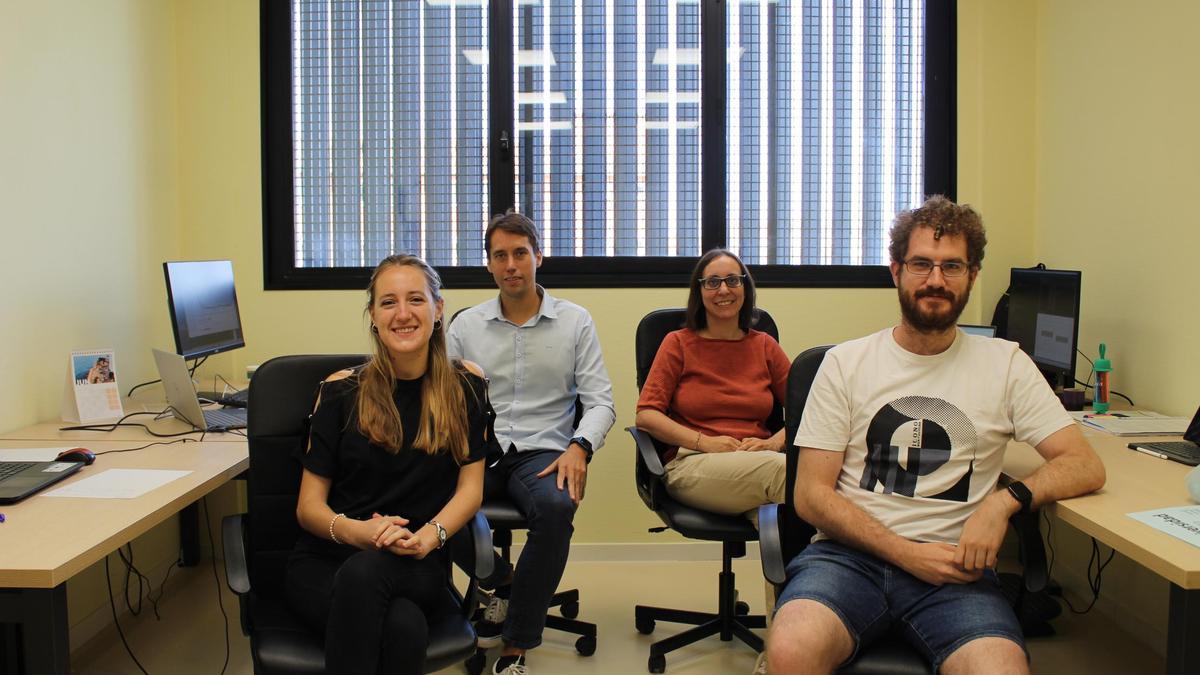 Eduardo Candeal y Rebeca Sanz (detrás), de la Unidad de Bioinformática; y María Villota y Jacobo Ayensa (delante), de la Unidad de Inteligencia Artificial.