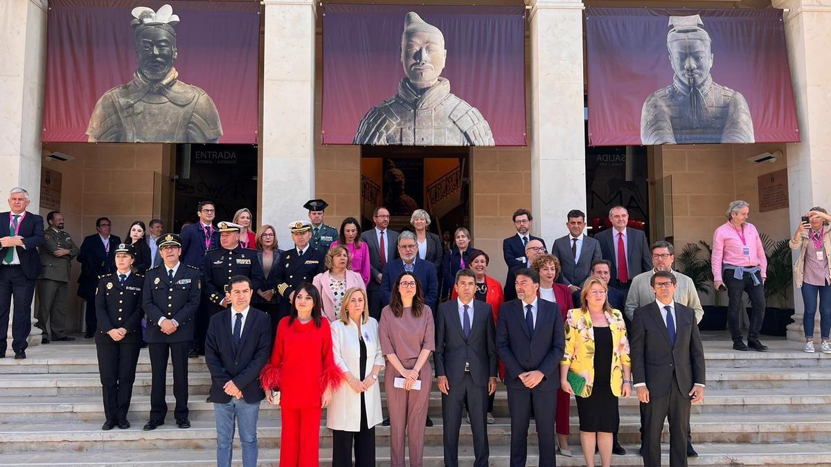 Mas junto a Mazón ante el Museo Arqueológico de Alicante.